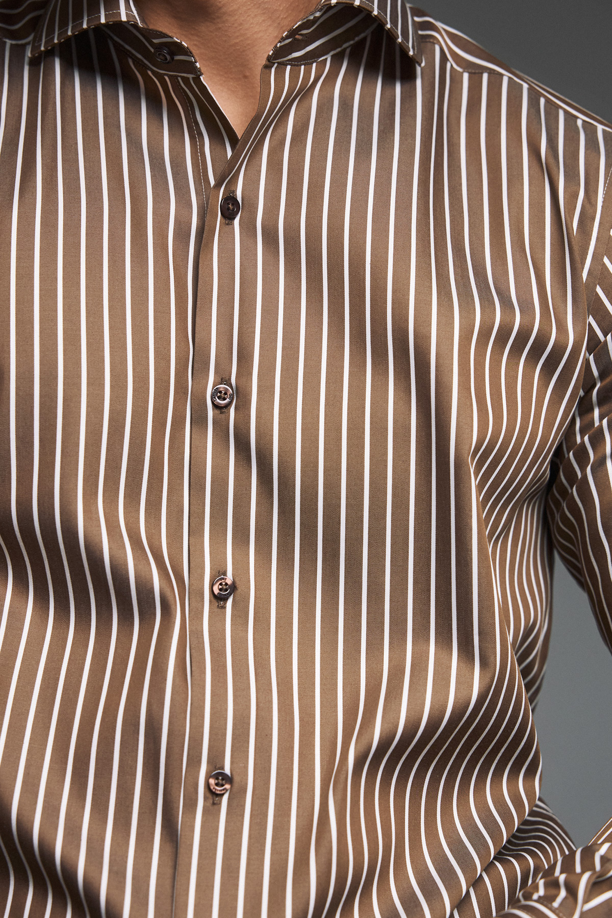 Alternative view of Guy Laroche Βαμβακερό Ριγέ Πουκάμισο Slim Fit σε Καφέ/Λευκό Χρώμα