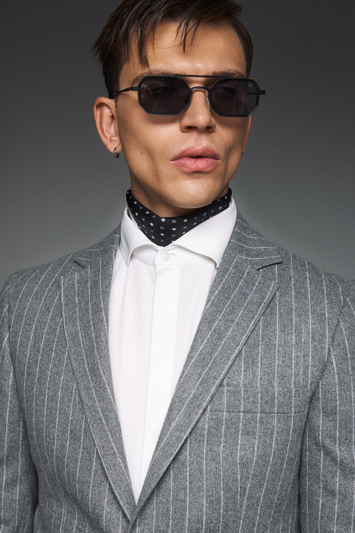 Alternative view of BIZZARO Κοστούμι Ριγέ, Παντελονι με Μεταλλικό Διακοσμητικό στο Ζωνάρι σε Γκρι Χρώμα , Slim Fit